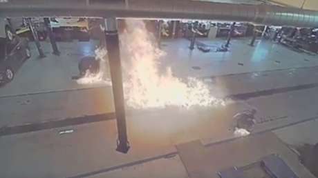 Desata un gran incendio en un concesionario cuando lo limpiaba