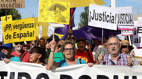 'Nos mean y dicen que llueve': la protesta con paraguas contra Rajoy