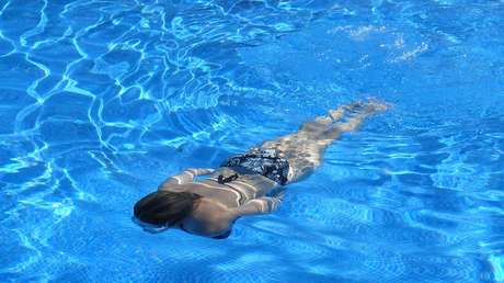 Joven musculado, anciana y piscina: la inquietante historia fotográfica que enciende la Red