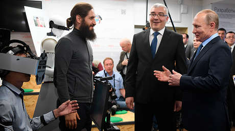 Putin se prueba un brazalete que mide el nivel de estrés emocional