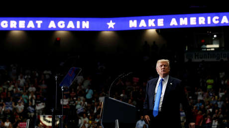 VIDEO: Trump interrumpe su discurso tras la aparición de una bandera de la Unión Soviética