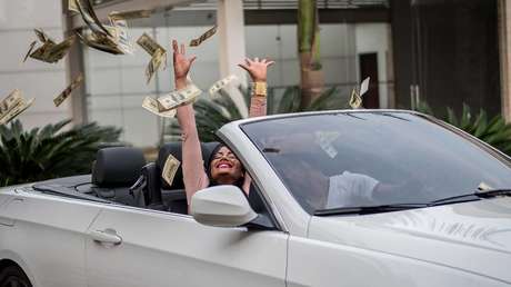 Policías colombianos detienen a una modelo ebria y la obligan a desnudarse ante los reos