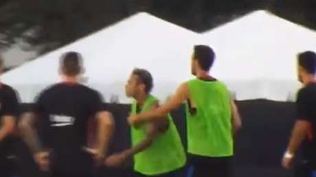 Neymar se pelea con su nuevo compañero en un entrenamiento del Barcelona