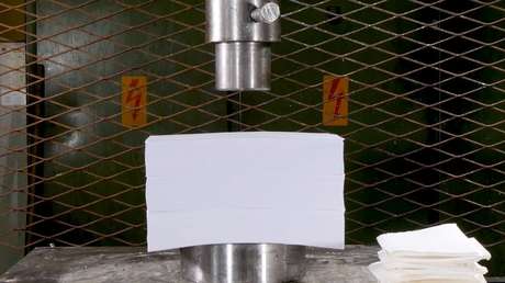 Esto pasa si aplastamos 1.500 hojas de papel con una prensa hidráulica