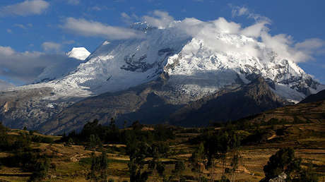 VIDEO: Un ruso realiza el primer salto base al vacío desde la cima más alta de Perú