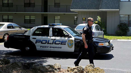 VIDEO, FOTO: Atraca un banco 'a punta de dedo', se desnuda y corre desparramando el dinero