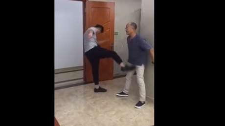 Un hombre de hierro: Este experto en artes marciales lo resiste todo