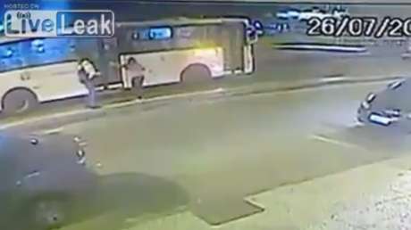 Empuja a su exnovia bajo ruedas de un autobús en Brasil (18+)