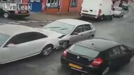 Un coche embiste a otro y sus ¿nueve? ocupantes organizan una salida cómica