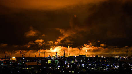 Shell cierra temporalmente la mayor refinería de Europa tras un gran incendio (fotos, videos)