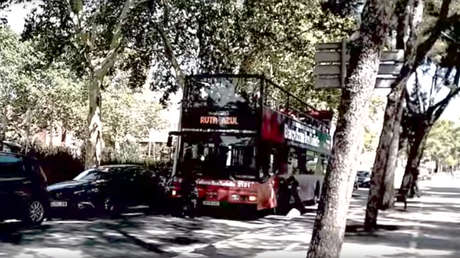 "El turismo mata los barrios": Encapuchados asaltan un bus turístico en Barcelona (VIDEO) 