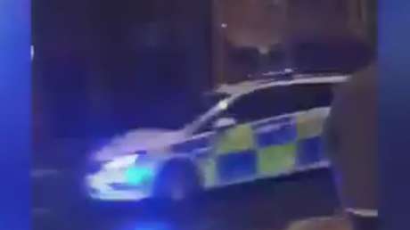 ¿Rapido y furioso? Policía llega a toda velocidad a un altercado y casi provoca un accidente