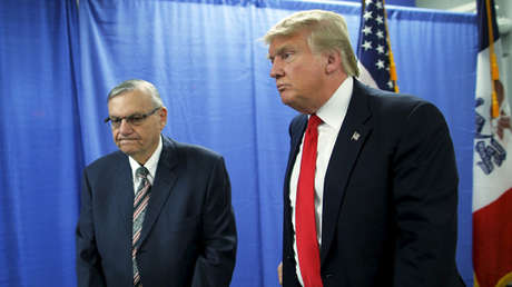 Culpan a un exalguacil de Arizona de ignorar una orden para dejar de perseguir a inmigrantes