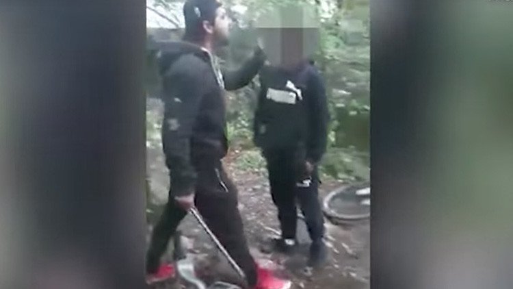 VIDEO: Brasileño acusa a pandilleros de haberle robado y los azota con una vara de metal en Londres