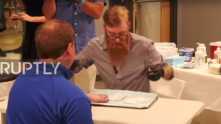 VIDEO: Así implanta una empresa de EE.UU. microchips en el cuerpo de sus empleados