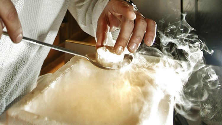 Un postre con nitrógeno líquido deja un agujero en el estómago de un niño