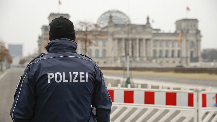 Detienen en Alemania a dos turistas chinos por hacer el saludo nazi