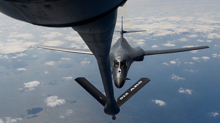 Los bombarderos B-1 de EE.UU. llegan a Guam y están "dispuestos a luchar esta noche"