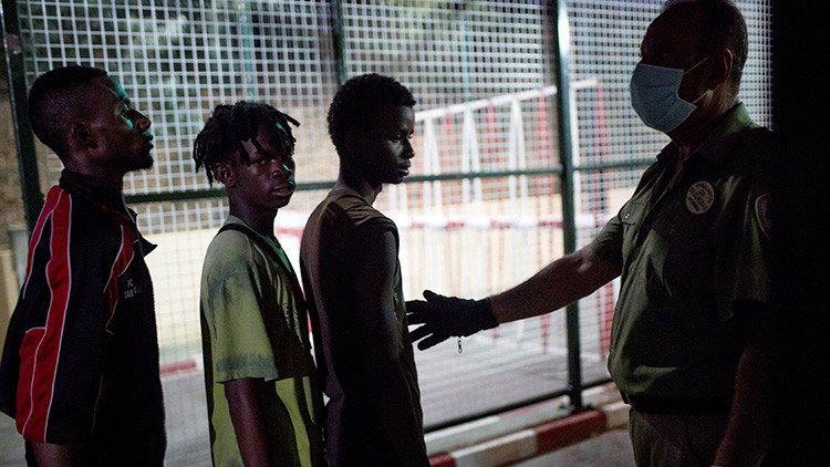 España cierra el paso fronterizo de Ceuta al tráfico de mercancías a causa de la presión migratoria