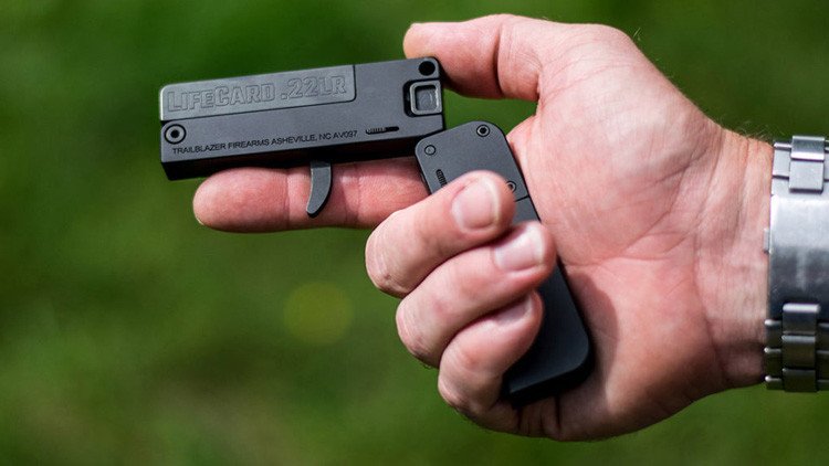 Estilo James Bond: La 'tarjeta de crédito' que dispara balas de verdad (VIDEO)