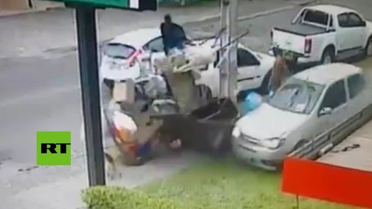 Un auto fuera de control choca cerca de un hombre y su perro