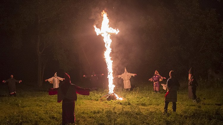 Supremacista blanco amenaza con quemar viva a una reportera colombiana (VIDEO)