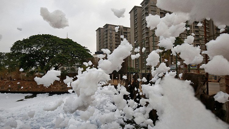 Gigante marea de espuma tóxica amenaza a los habitantes de la India (Fotos y videos)
