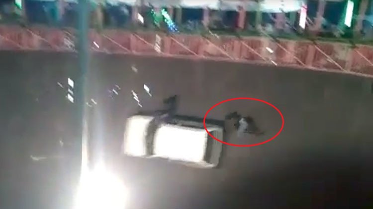 FUERTES IMÁGENES: Una doble se cae de un coche en marcha en un 'pozo de la muerte'