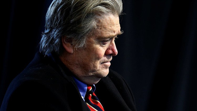 La frenética reacción de las redes sociales tras la dimisión de Steve Bannon