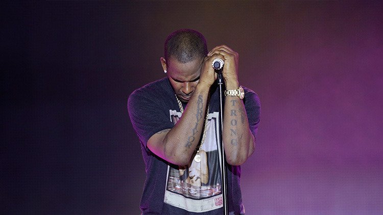 Acusan a un popular cantante de EE.UU. de abusos y de crear un "culto"