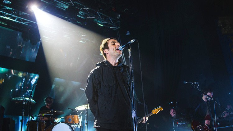 La Policía prohíbe a un músico callejero interpretar una canción de 'Oasis' porque lo hace mal