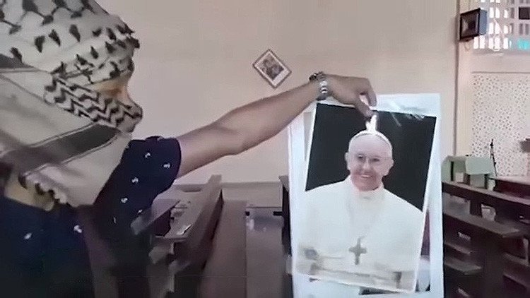 El Estado Islámico destruye estatuas de Jesucristo y amenaza al papa Francisco