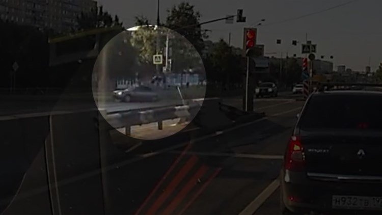 Terrible accidente: Un auto atropella a una mujer y su hija haciéndolas volar por los aires