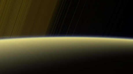 VIDEO: La sonda Cassini muestra una 'cortina fantasmal' de Saturno