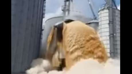 Un depósito de maíz se derrumba y el grano provoca una llamarada