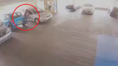 La ley del karma: Intentaba robar un coche sin saber lo que le esperaría al final [VIDEO]