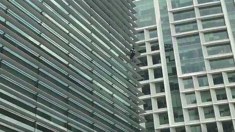 'Hombre araña' fue captado en video y capturado por autoridades tras escalar un edificio en México