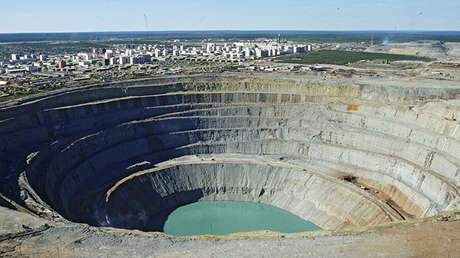 Evacúan a más de 150 personas tras inundación de una mina de diamantes en Rusia