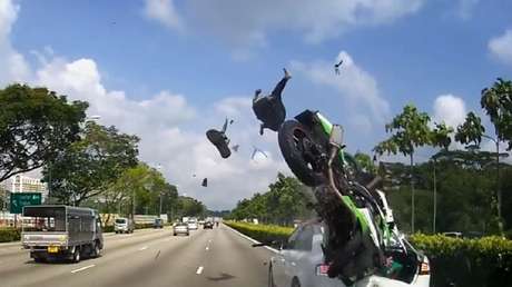 Impactante accidente: un motorista sale por los aires y su compañero acaba empotrado contra un coche