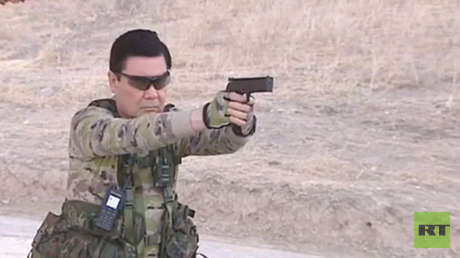 Video: El presidente de Turkmenistán da clases de tiro y de lanzamiento de cuchillos