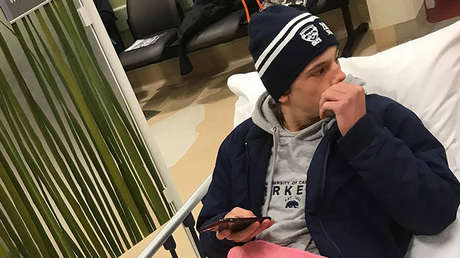 VIDEO: 'Criaturas' carnívoras se alimentan de las piernas de un adolescente en una playa