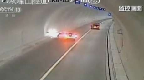 Auto choca y vuelca en un túnel de China