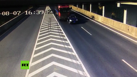Camión embiste a un auto y lo deja suspendido a 50 metros de altura