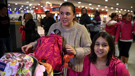 Fotos: Familia argentina que no podía salir de Catar recibe una ayuda inesperada