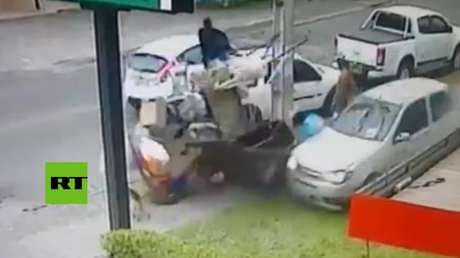 Un auto fuera de control choca cerca de un hombre y su perro