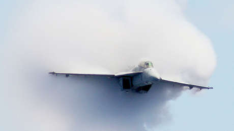 FOTOS: Un caza de EE.UU. realiza un aterrizaje forzoso en el aeropuerto de Baréin