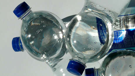 Reino Unido: Obligan a las personas a beber de sus botellas de agua para confirmar que no es ácido