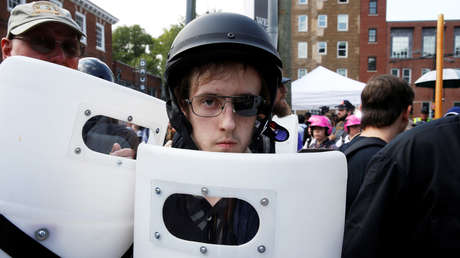 'Sí, eres racista': Una cuenta de Twitter identifica a los supremacistas blancos de Charlottesville