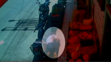 Escalofriante escena: Matan a un padre de un tiro mientras abrazaba a su hijo para protegerlo