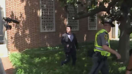 VIDEO: Una multitud agrede al organizador de la manifestación de supremacistas blancos en EE.UU.